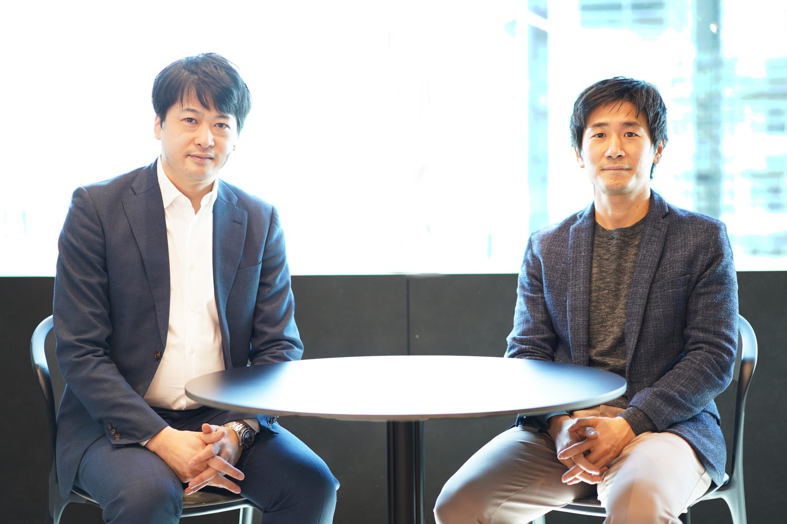 アーサー・ディ・リトル・ジャパン ヘルスケアチーム パートナー花村遼 様、プリンシパル山本洪太 様  インタビュー／10年後、100年後の新産業創出を追求する少数精鋭組織 | AXIS Insights