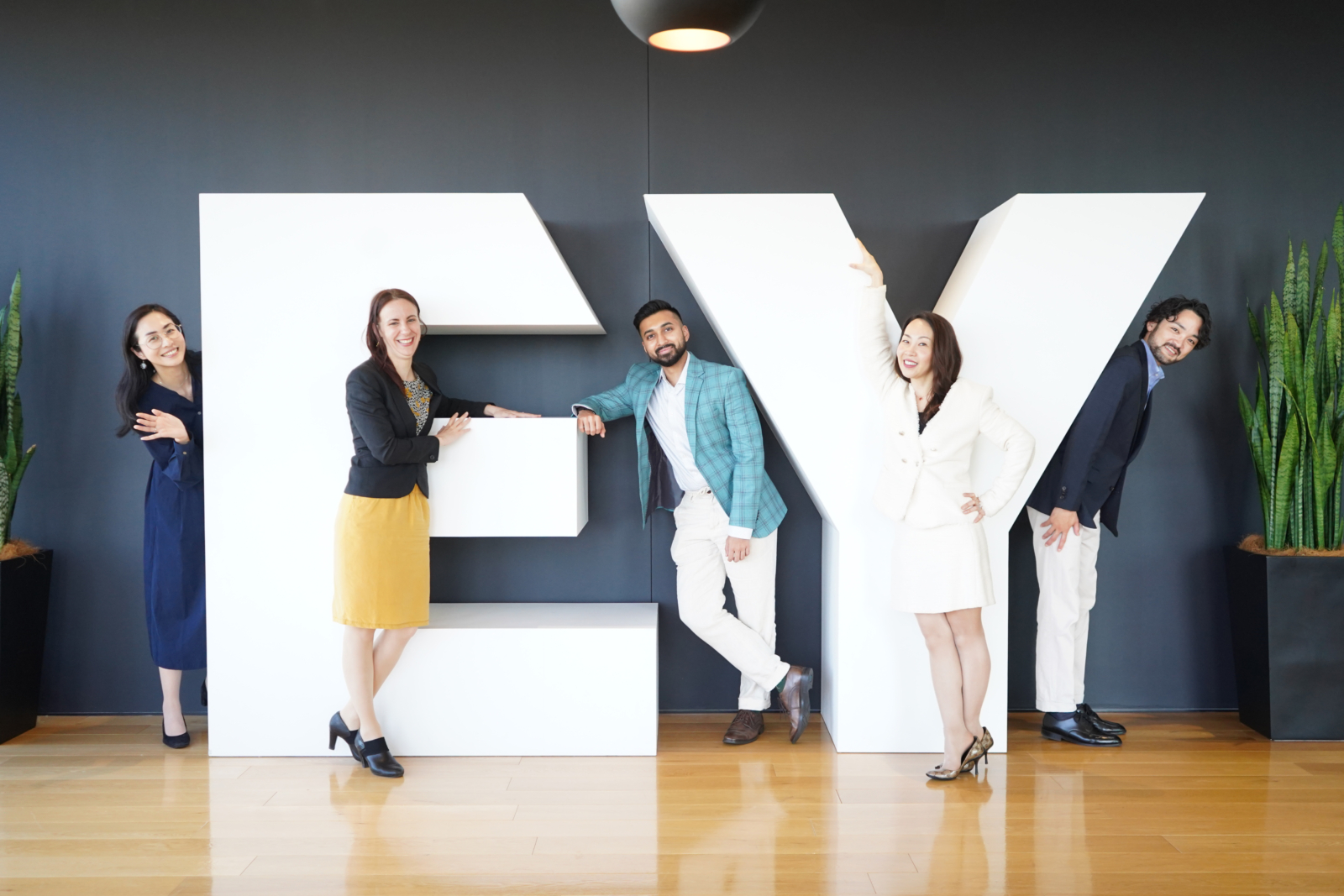 EYストラテジー・アンド・コンサルティング株式会社 People Experienceチーム インタビュー/「女性比率60%・外国籍メンバー比率40%・12カ国籍以上・19言語」のダイバーシティ組織が描く「現場」を主体としたチェンジマネジメント