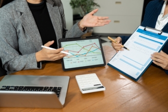 コンサルティングファームの在籍者数はどう変動している？2025年12月最新データで読み解く人材動向